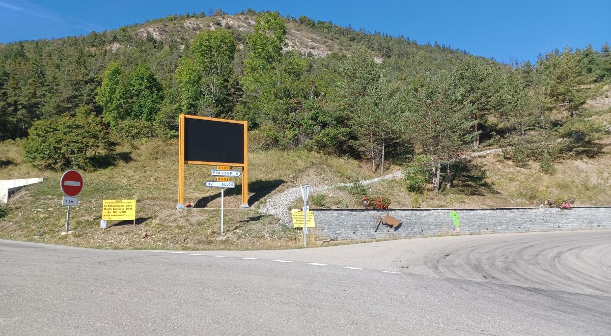 Panneau virage carrefour d'Allos